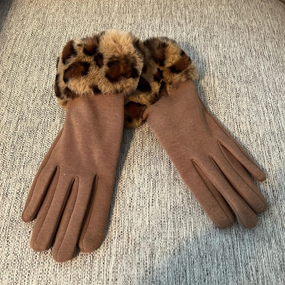 NWT! Ladies leopard gloves